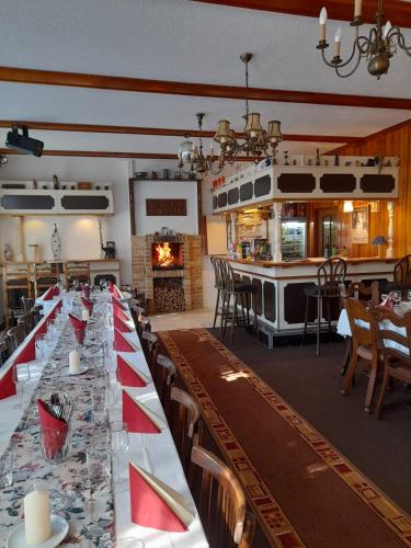 a dining room with a long table in a restaurant at Rekreační středisko ROJANA in Svratka