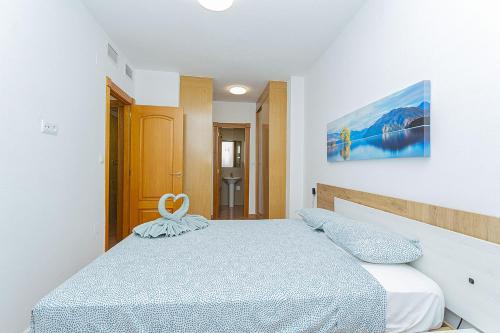 ein Schlafzimmer mit einem Bett mit einer blauen Bettdecke in der Unterkunft 155 Wonderfull Luxury apartment Alicante-Holiday in Torrevieja