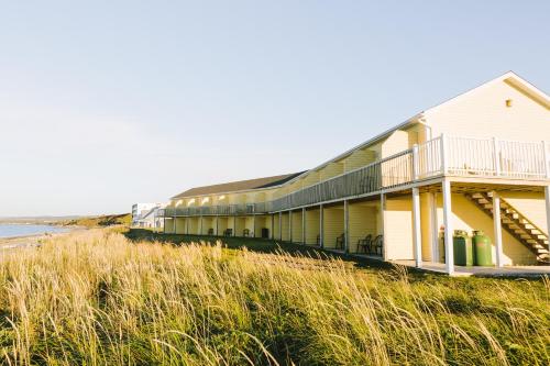 a building on the beach next to the ocean at Pavillon sur Mer par Riôtel in Matane