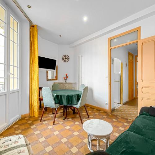 - un salon avec une table et des chaises vertes dans l'établissement Chic Cannois Proche de la Croisette, à Cannes