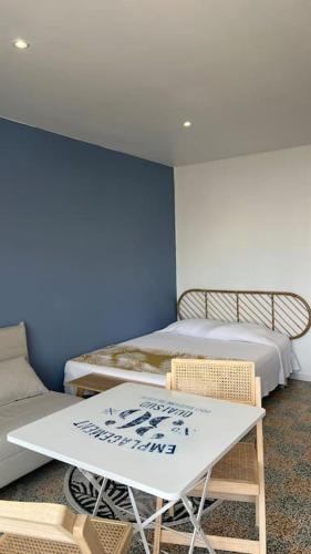 une chambre avec deux lits, une table et des chaises dans l'établissement Beau soleil n 18, à Port-la-Nouvelle