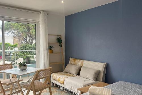 un salon avec un canapé, une table et une fenêtre dans l'établissement Beau soleil n 18, à Port-la-Nouvelle