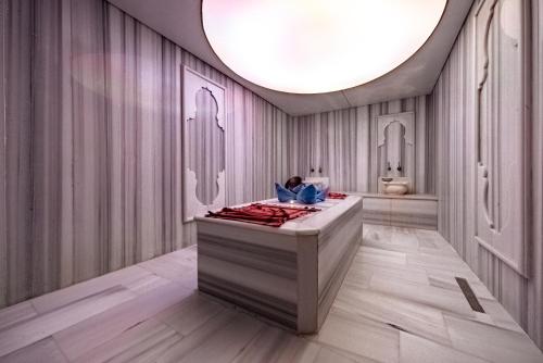 Una habitación con un mostrador de recepción con un techo redondo. en Grand Yazici Ski Hotel & Spa, en Uludag