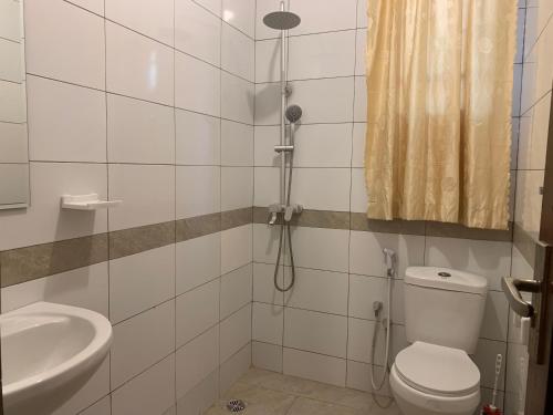 Ένα μπάνιο στο Entire two bedroom apartment no 1 in Dar es salaam