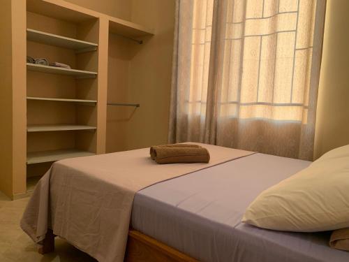 Ένα ή περισσότερα κρεβάτια σε δωμάτιο στο Entire two bedroom apartment no 1 in Dar es salaam
