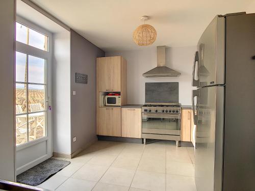 Il comprend une cuisine équipée d'un réfrigérateur et d'une cuisinière. dans l'établissement Les caboches de Garanche, à Charentay