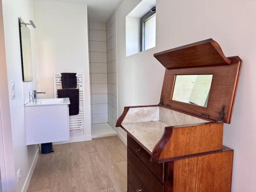 a bathroom with a sink and a vanity with a mirror at Entre St Malo et Rennes, grande maison 12 couchages Chez Yvonne in Irodouër