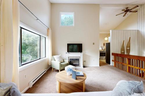 a living room with a couch and a tv at Hodgman Getaway in Campton