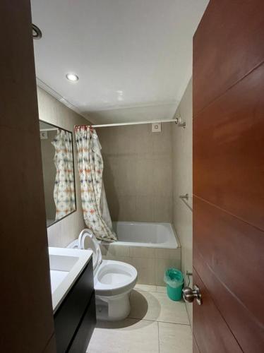 a bathroom with a toilet and a sink and a tub at Edificio INMOBILIA - Av Argetina 2 dormitorios in Antofagasta