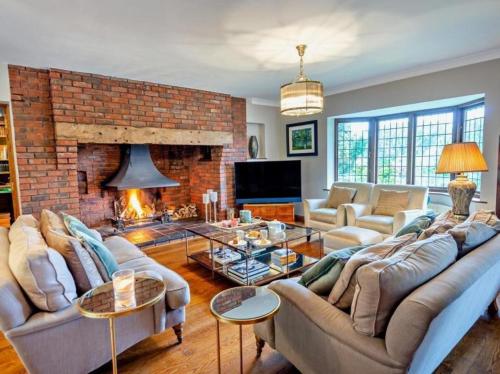 TV a/nebo společenská místnost v ubytování Luxury Riverside Mansion in Marlow