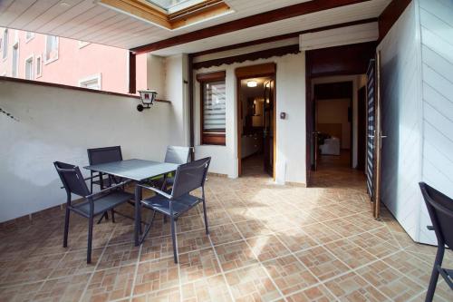 un patio avec une table et des chaises dessus dans l'établissement L'Alsacien Plaisir- Balnéo-Wifi-Netflix, à Mulhouse