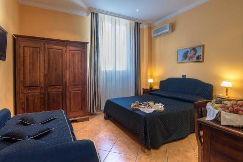 Tempat tidur dalam kamar di Hotel Caracciolo