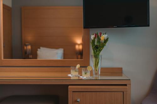 Televízia a/alebo spoločenská miestnosť v ubytovaní Parnon Hotel