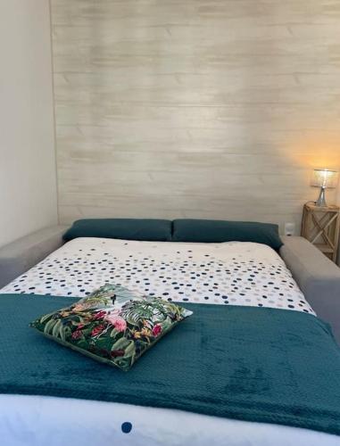 - un lit avec un oreiller dans l'établissement Appartement cosy pour 2 personnes, à Molinges