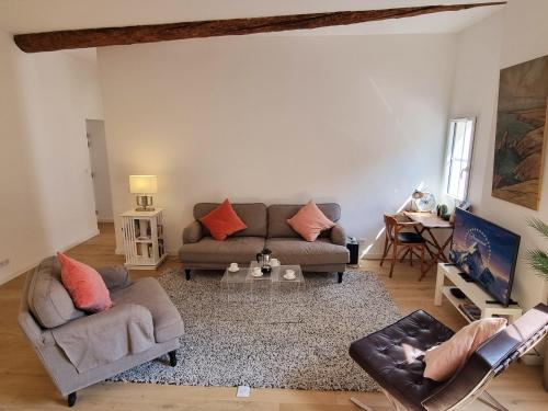 "Le White Pearl" by EnjoyNice, quiet 2-bedroom in Old Nice