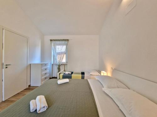 a bedroom with two beds with towels on the bed at Casa Adelina by TraMonti Apartments in Poggio Picenze