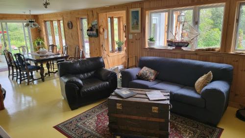 a living room with a couch and a table at La maison du capitaine est à vous! in Tadoussac