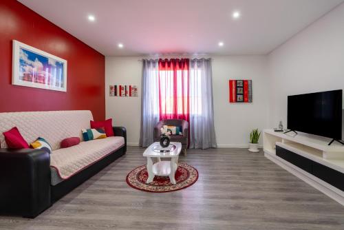 Μια τηλεόραση ή/και κέντρο ψυχαγωγίας στο Roraima House - Private Pool & Garden
