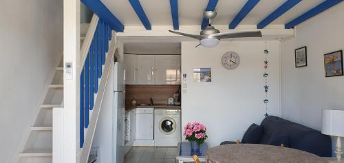 une cuisine avec un plafond bleu et blanc dans l'établissement Port Leucate - Maison 4 personnes, à Port-Leucate