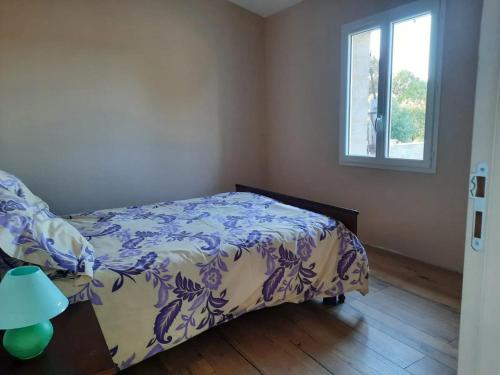 une chambre avec un lit et une fenêtre dans l'établissement Maison charmante à Campsas avec terrasse et jardin, à Campsas