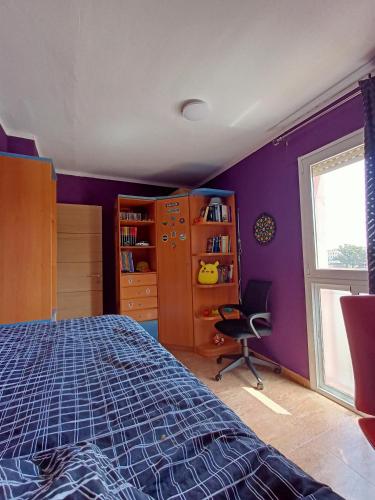 a bedroom with a bed and a window and a chair at Hospedaje casaAlfredo in Algeciras
