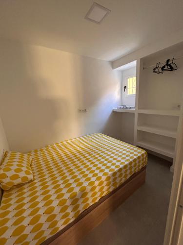 a bedroom with a bed with a checkered mattress at Apartamentos Yiya in Málaga