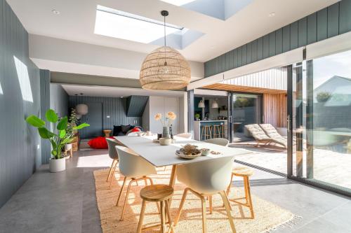 チチェスターにあるDownsea - coastal retreat in East Witteringの白いテーブルと椅子のあるダイニングルーム