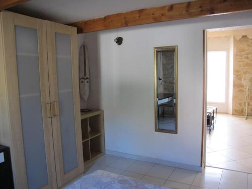 Cette chambre comprend un miroir et un mur blanc. dans l'établissement Appartement Nimes avec terrasse ouverte, à Nîmes