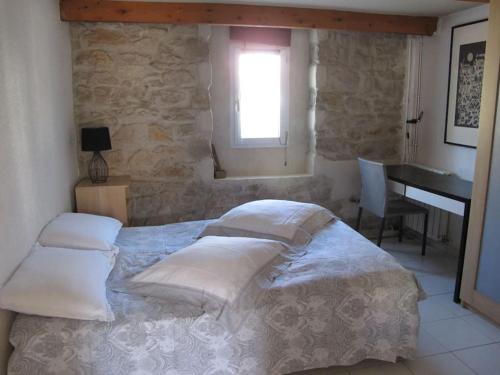 - une chambre avec un lit avec des oreillers et un piano dans l'établissement Appartement Nimes avec terrasse ouverte, à Nîmes