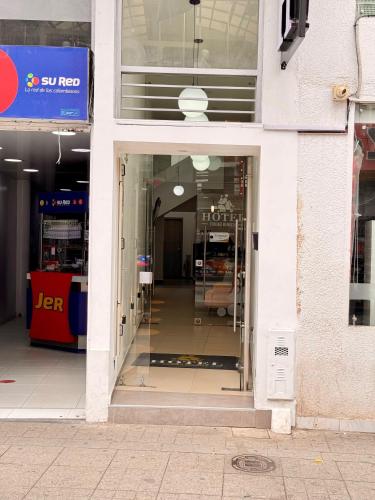 una entrada a un edificio con una puerta giratoria en Hotel Ciudad Bendita, en Chiquinquirá