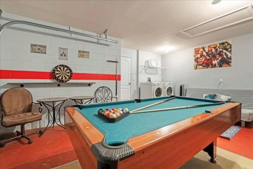 a room with a pool table in a room at Upstay Lakeside Retreat w Private Pool and Game Room in Davenport