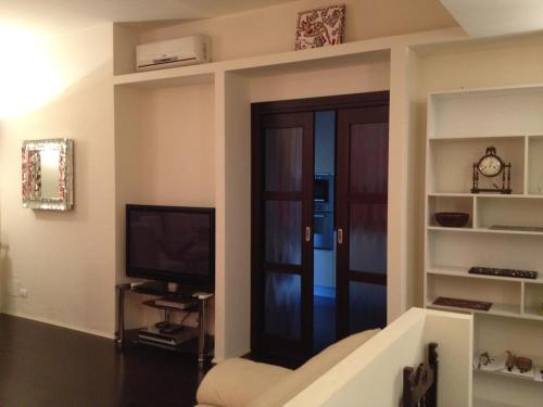 sala de estar con TV y puerta en Casa Valle 3, en Verona
