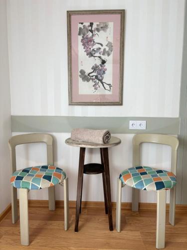two chairs and a table and a table and two chairs at Residence R&R in Karvys