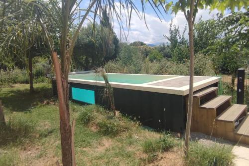 - une piscine au milieu d'une cour arborée dans l'établissement Mas Picton Maison 4 chambres dans Mas piscine proche mer, à Argelès-sur-Mer