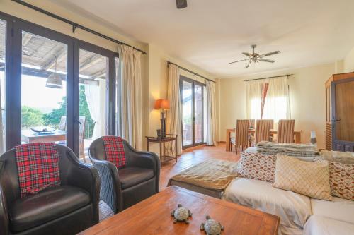 un salon avec un canapé, des chaises et une table dans l'établissement MARUXOS Villa rural de vacaciones, à Arroyo de la Plata