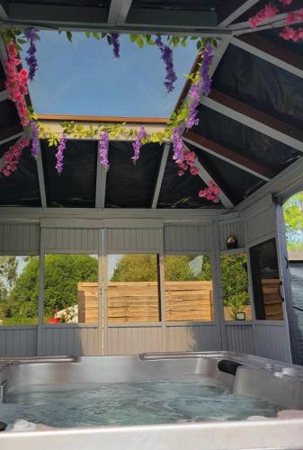 Gallery image of Camping Les insolites de la Baie in Longroy