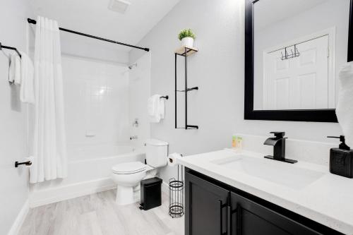 Ванная комната в Stylish Villa Near Disney & Universal