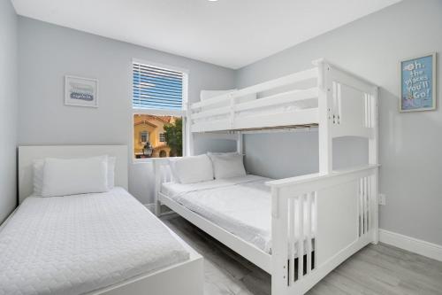 Кровать или кровати в номере Stylish Villa Near Disney & Universal