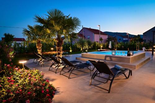 Gallery image of Sunset Poolfield Villa in Sinj