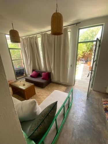 ein Wohnzimmer mit Sofa und Tisch in der Unterkunft Ali's House in Marrakesch