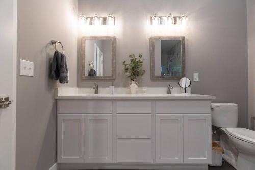 Ένα μπάνιο στο Altitude Adjustment - New Treehouse in Innsbrook