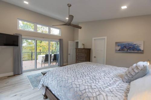 Ένα ή περισσότερα κρεβάτια σε δωμάτιο στο Altitude Adjustment - New Treehouse in Innsbrook