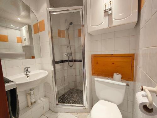 une salle de bain avec une douche, des toilettes et un lavabo dans l'établissement Studio proche pistes et commerces avec balcon - Tignes Val Claret - FR-1-502-574, à Tignes