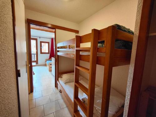 Cette chambre comprend 2 lits superposés dans un couloir. dans l'établissement Studio proche pistes et commerces avec balcon - Tignes Val Claret - FR-1-502-574, à Tignes