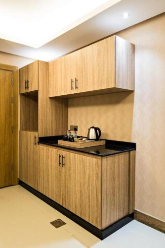 Кухня или мини-кухня в Mirnian Hotel
