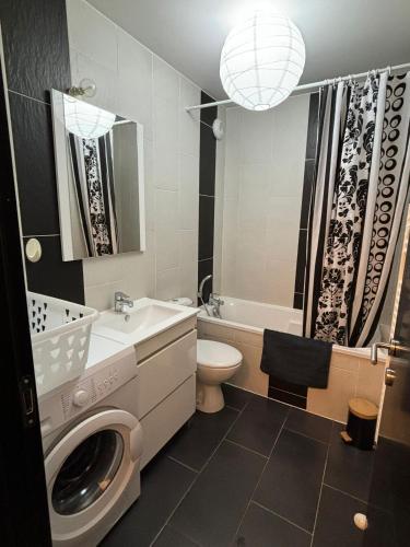 La salle de bains est pourvue d'un lave-linge. dans l'établissement charmant studio sur Romainville, à Romainville