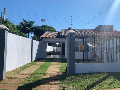 a house with a gate and a fence at Espaço e conforto 1 in Guaíra