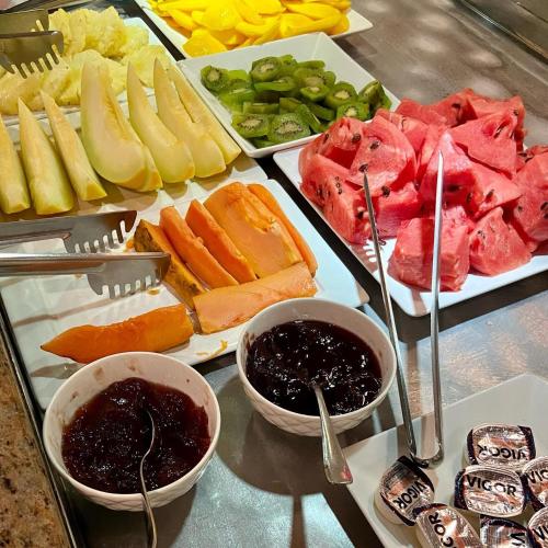 ein Buffet mit verschiedenen Obst- und Gemüsearten in der Unterkunft Hotel Águas Claras in Santa Cruz do Sul