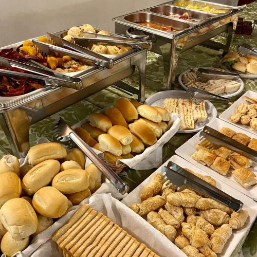 ein Buffet mit verschiedenen Brotsorten und Gebäck in der Unterkunft Hotel Águas Claras in Santa Cruz do Sul