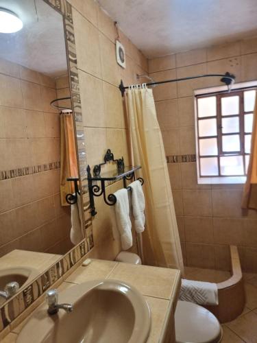 un baño con lavabo y ducha en Departamentos Cusco, en Cusco